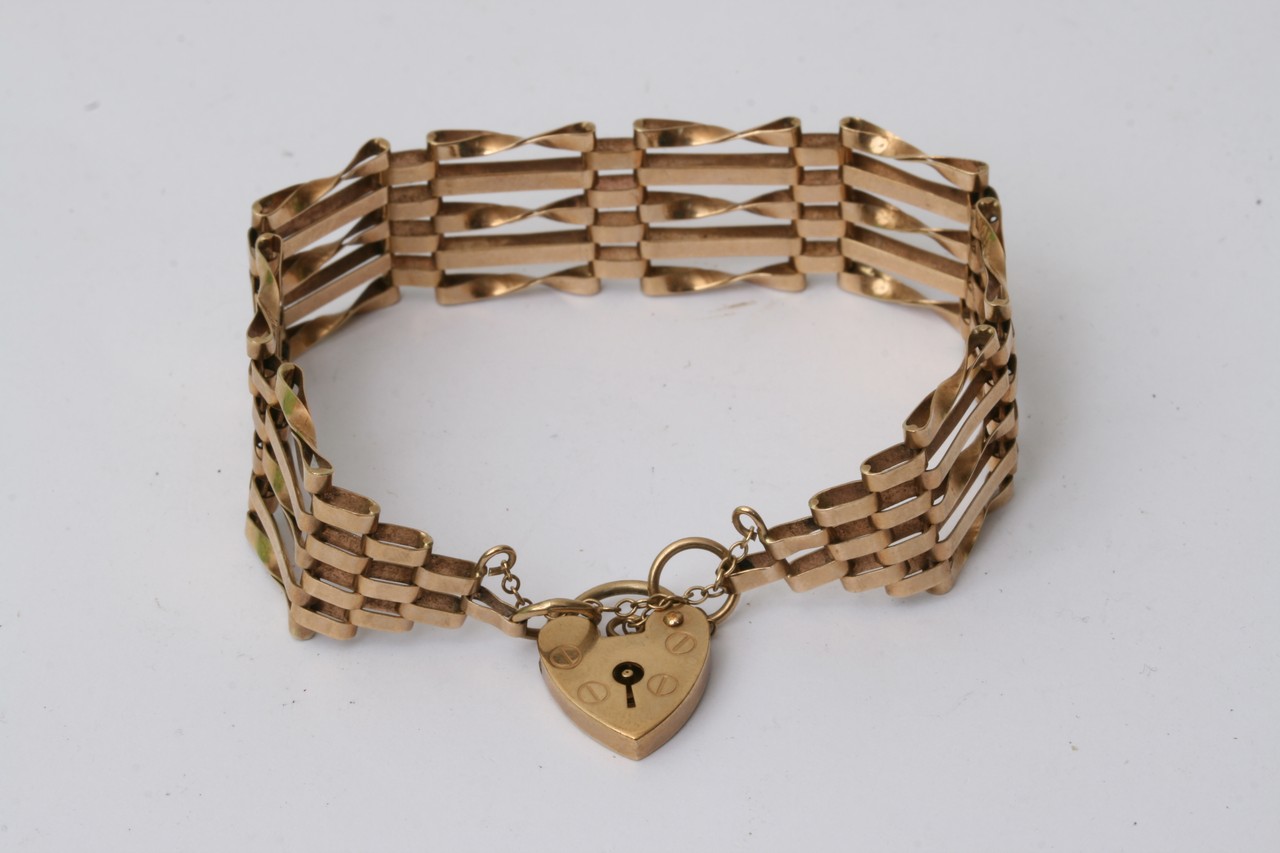 A 9ct gold bracelet, approx 11g.