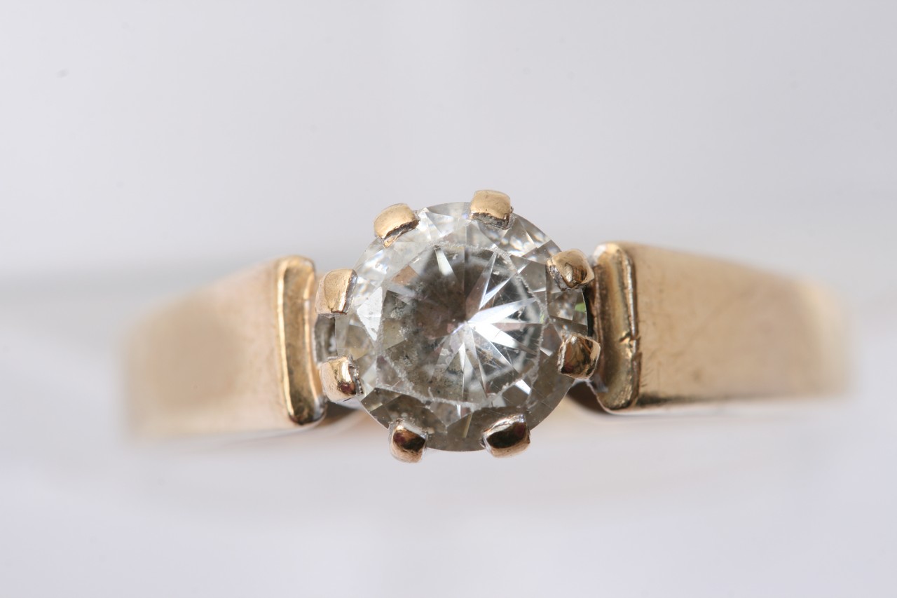 A 9ct gold solitaire ring - Image 2 of 7