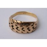 An 18ct gent's woven gold ring