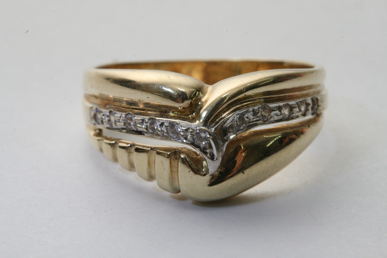 A 14ct yellow gold and diamond set dress ring