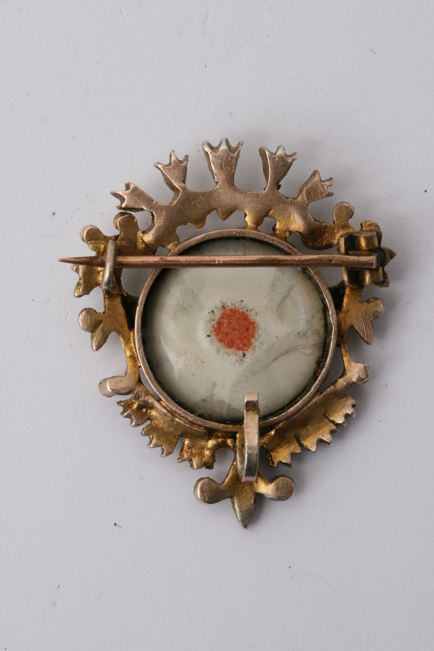 A continental brooch set in gold and decorated wit - Image 2 of 2