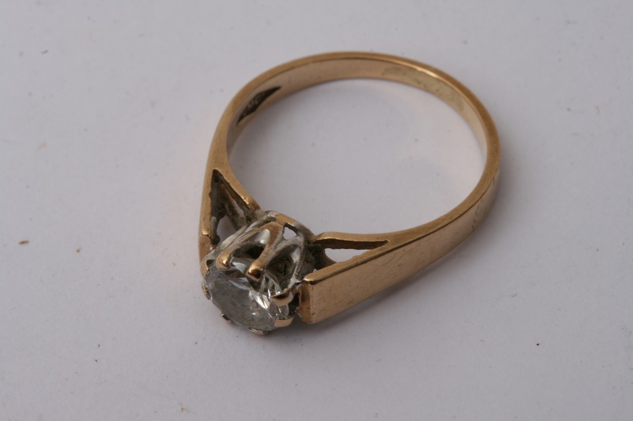 A 9ct gold solitaire ring - Image 6 of 7