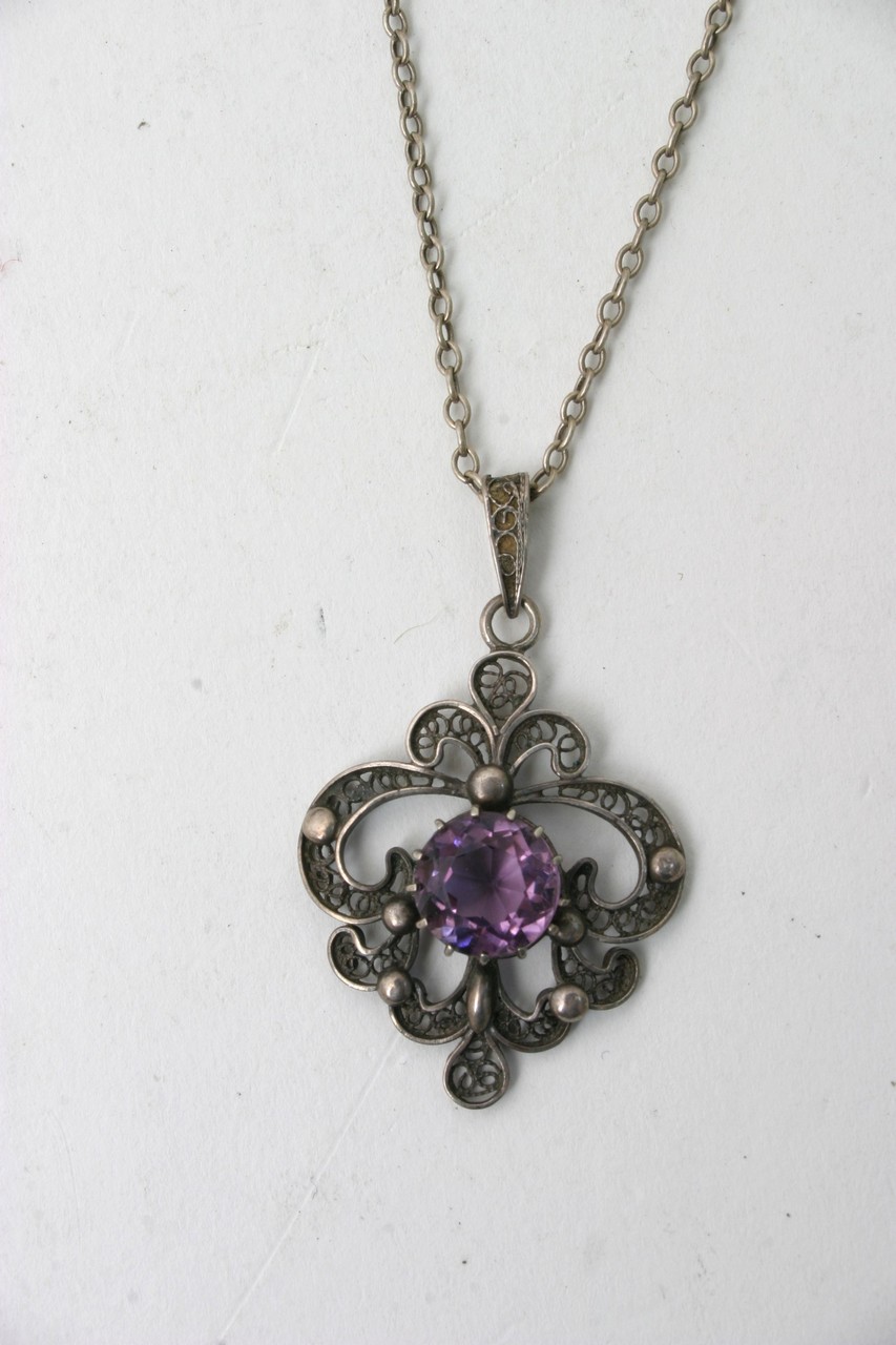 A vintage silver necklace with attached amethyst p - Image 2 of 3