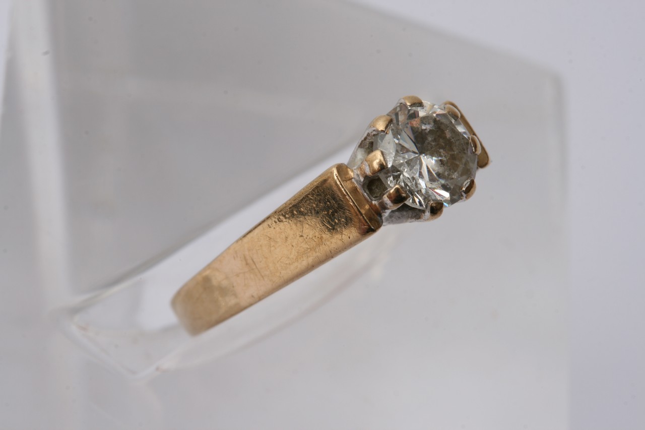 A 9ct gold solitaire ring - Image 5 of 7