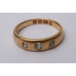 An 18ct gold ring set with three diamonds, 4g appr