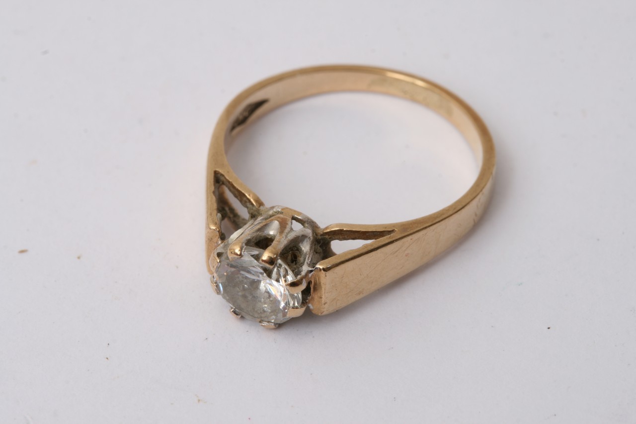 A 9ct gold solitaire ring