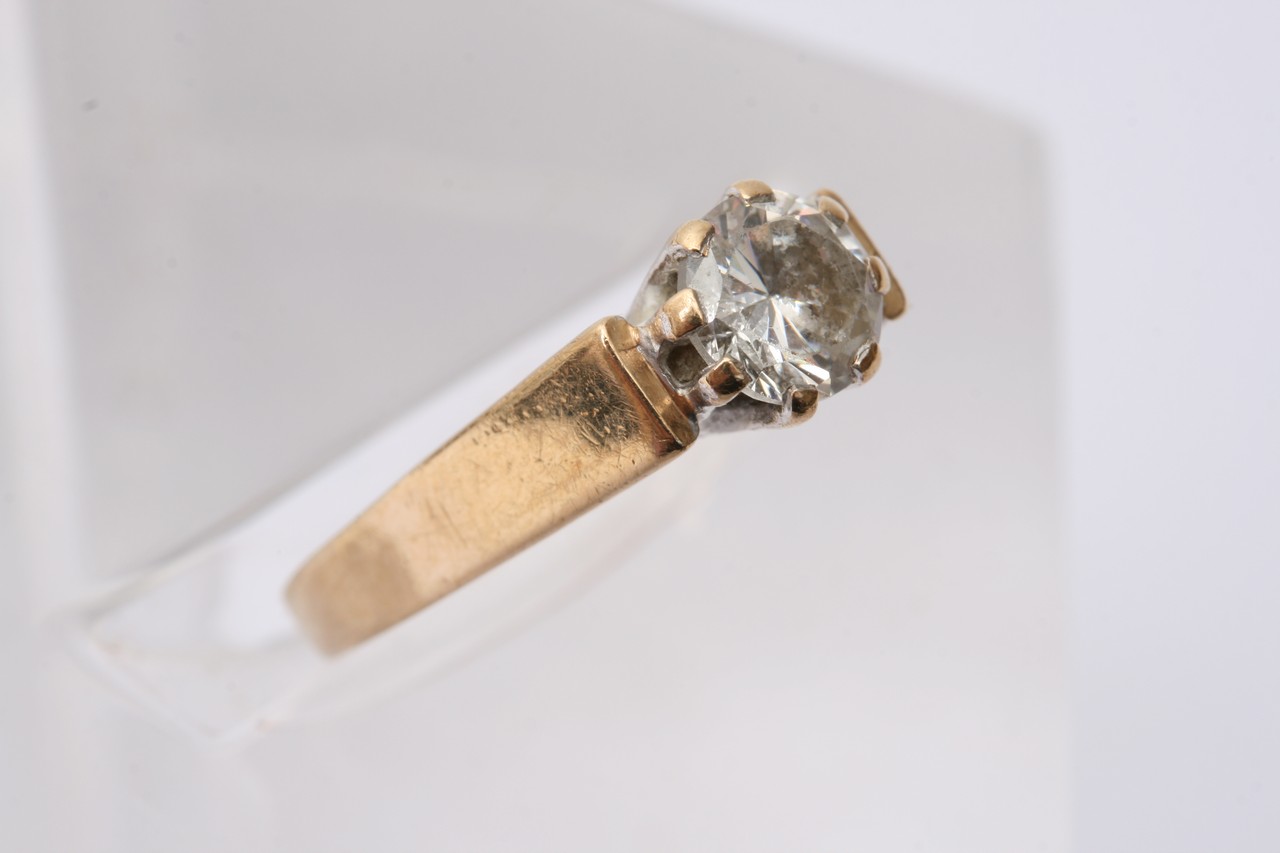 A 9ct gold solitaire ring - Image 4 of 7