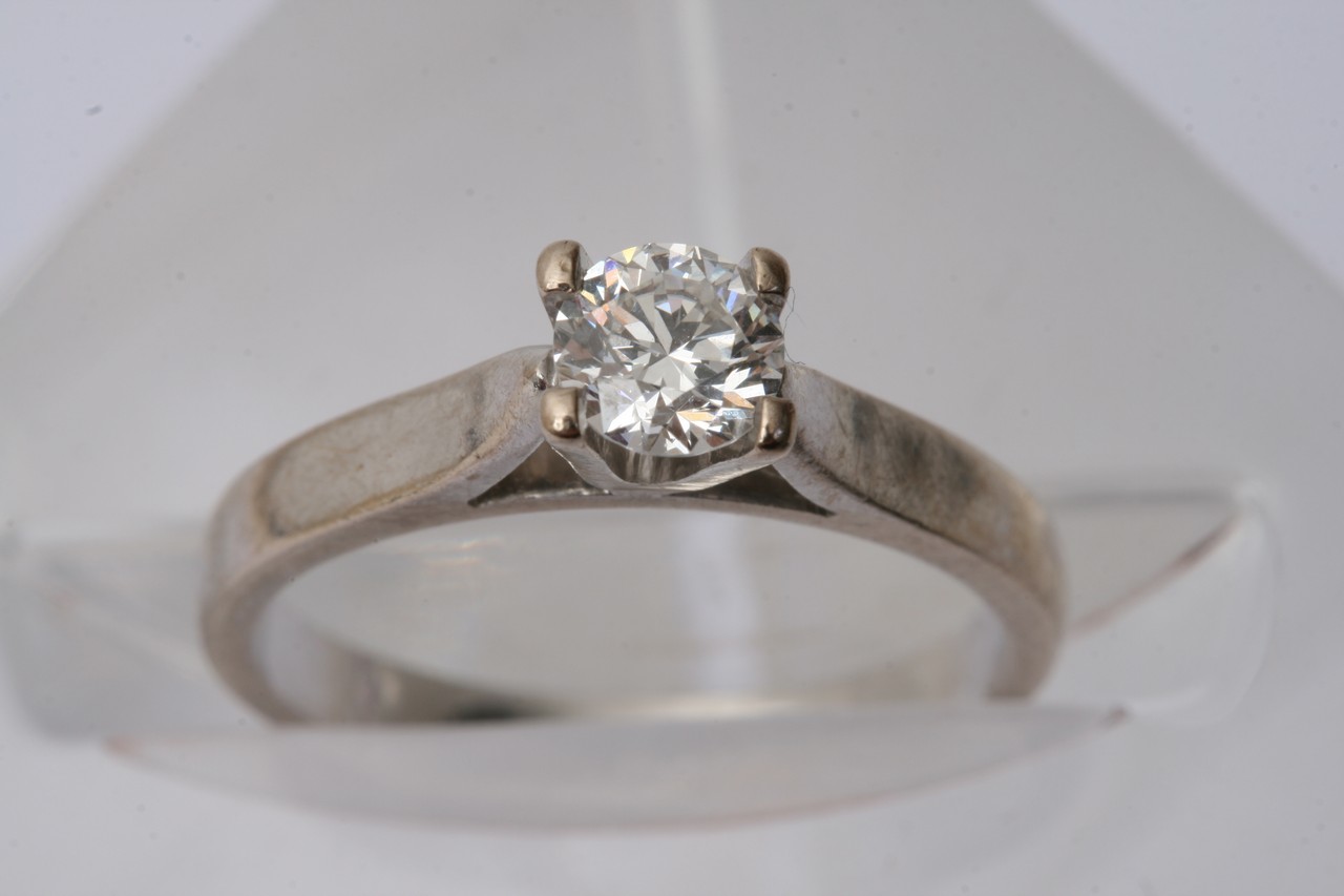 An 18ct brilliant cut diamond ring, 048ct, approx