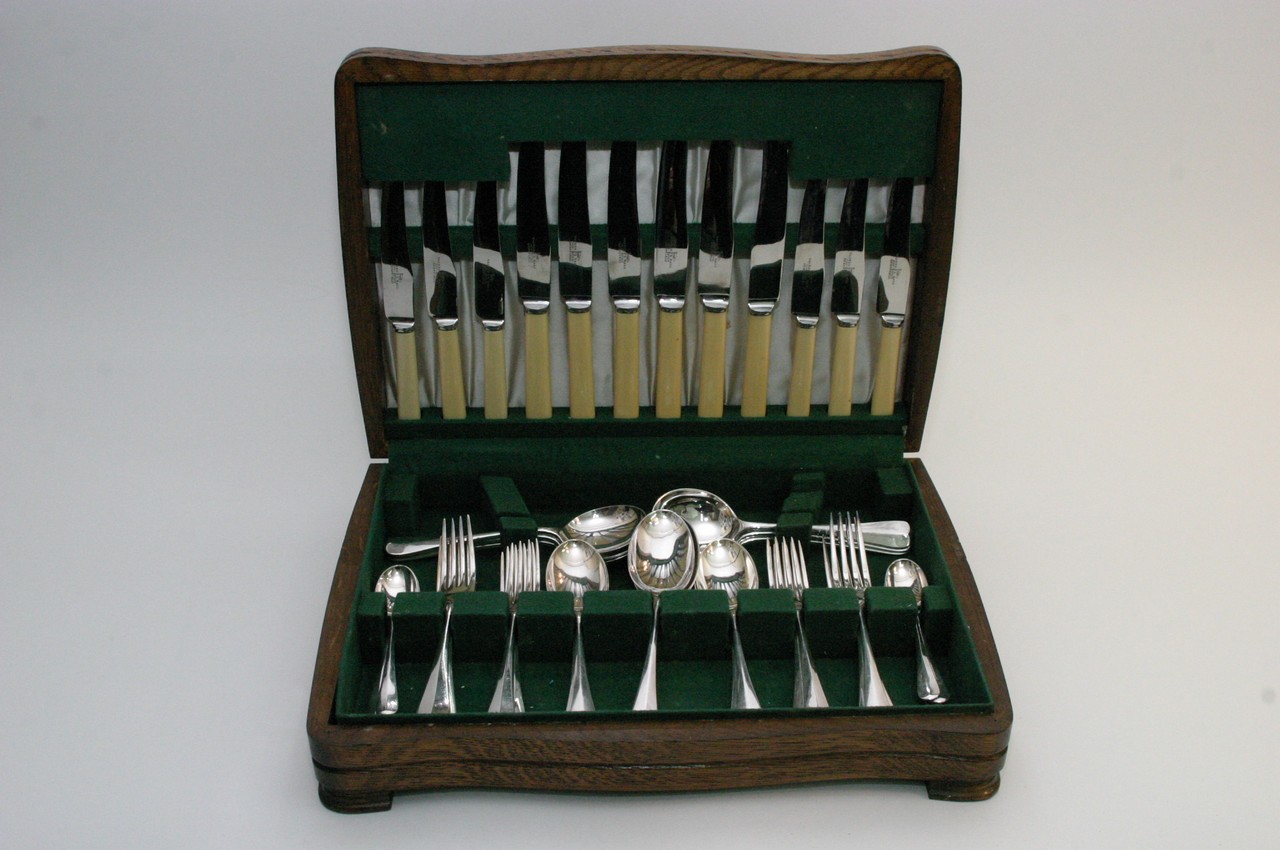 An oak canteen of Walker & Hall silver plated cutl - Image 4 of 5