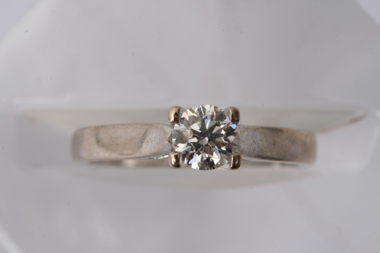 An 18ct brilliant cut diamond ring, 048ct, approx - Image 3 of 8