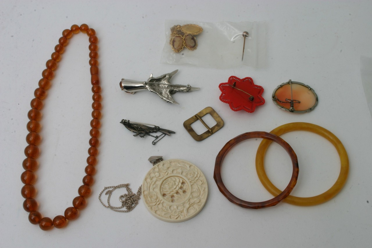 A small collection of costume jewellery including - Image 2 of 2