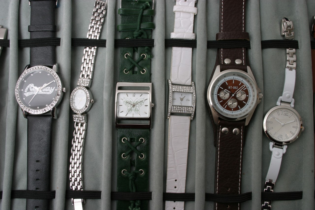 A roll up case of 18 salesman sample watches - Image 3 of 5