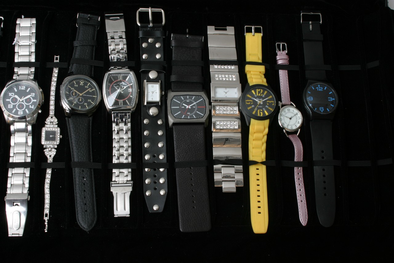 A roll up case of 18 salesman sample watches - Image 3 of 3