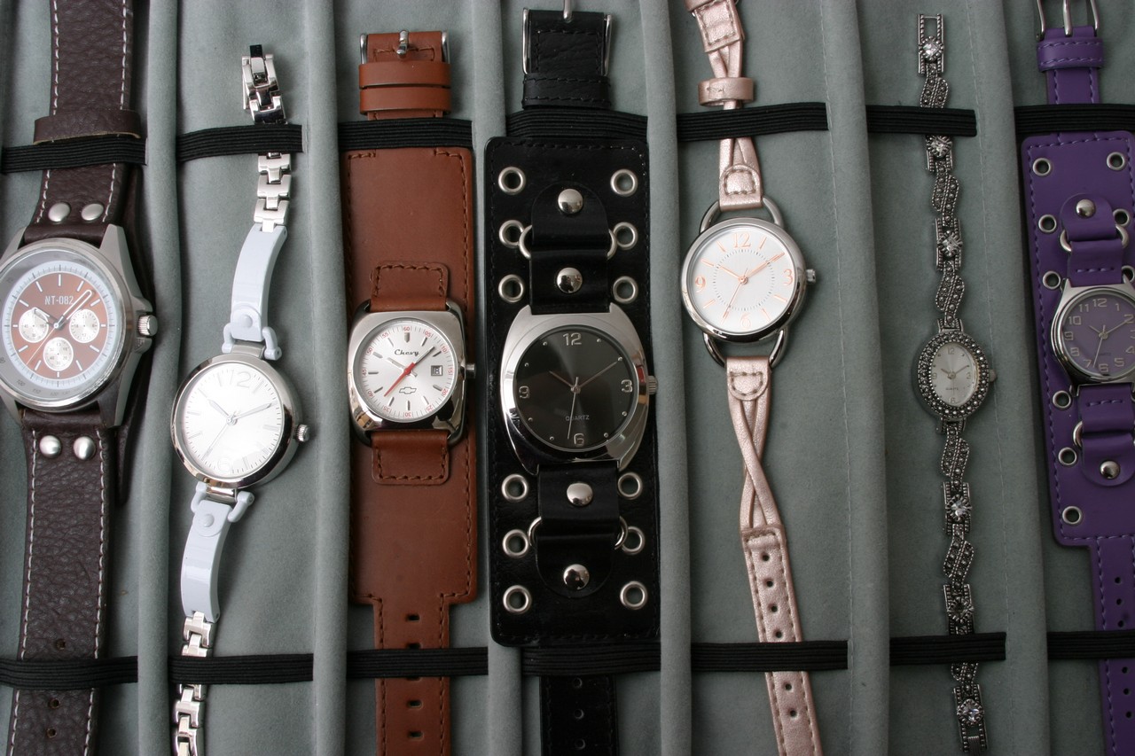 A roll up case of 18 salesman sample watches - Image 4 of 5