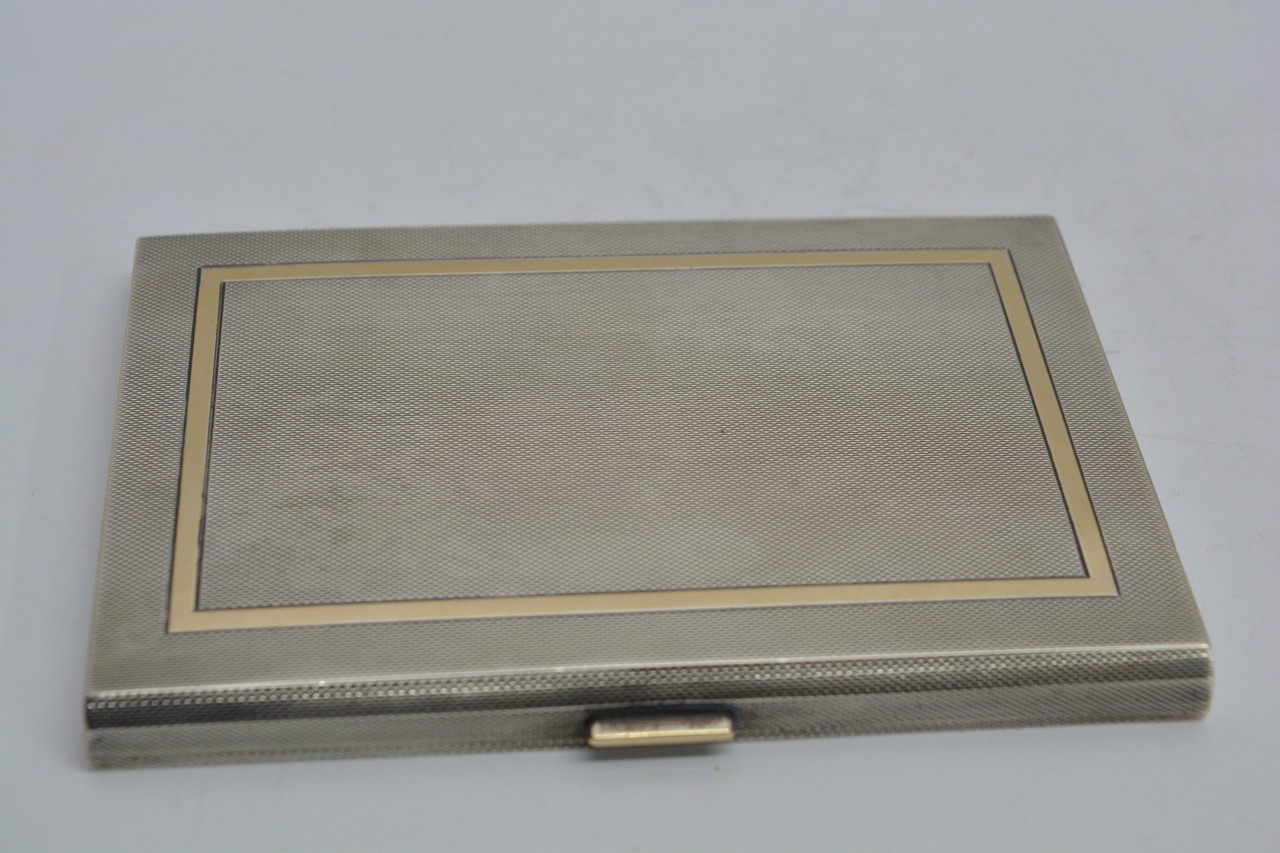 A silver cigarette case (230 grams)