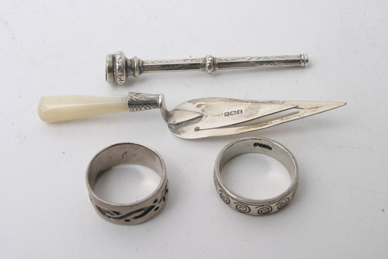 A silver page marker, two rings, silver plated box - Image 3 of 3