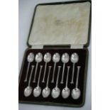 A cased set of 12 silver tea spoons, Sheffield 192