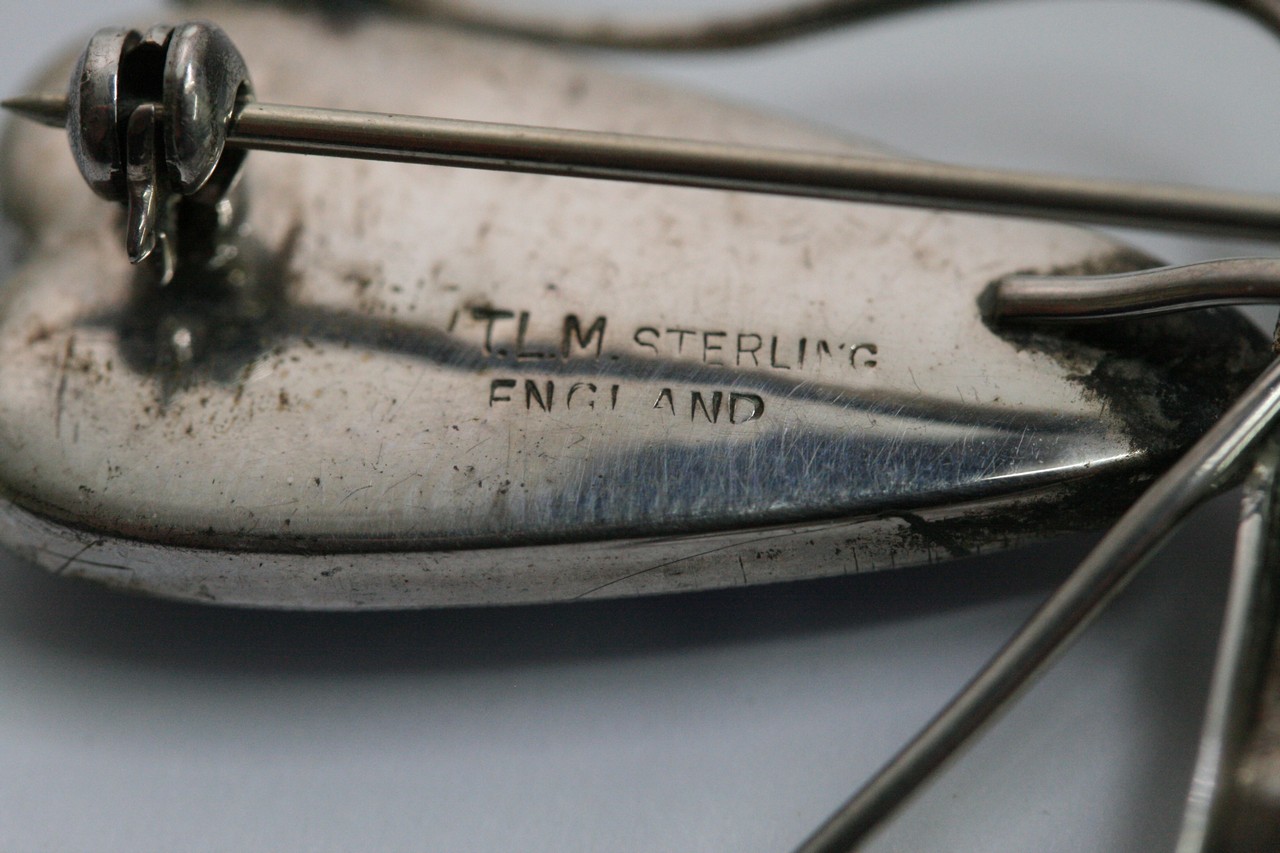 A decorative silver brooch, hallmarked Sterling, i - Image 3 of 4