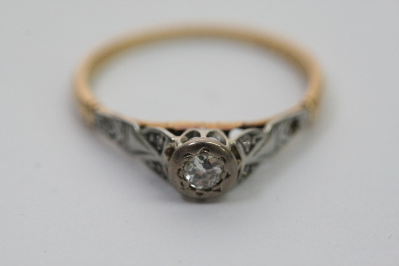 An 18ct yellow gold and platinum ring inset with a - Image 5 of 6