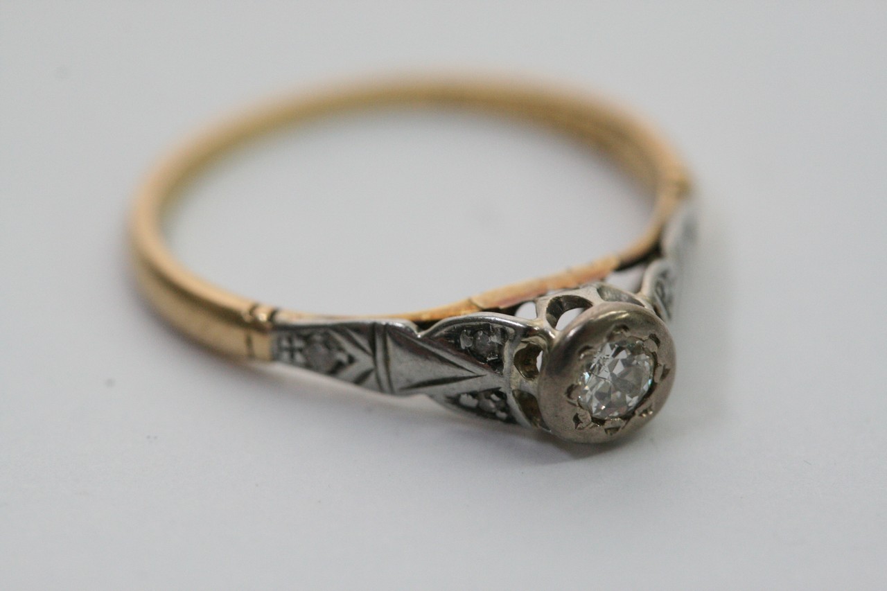 An 18ct yellow gold and platinum ring inset with a