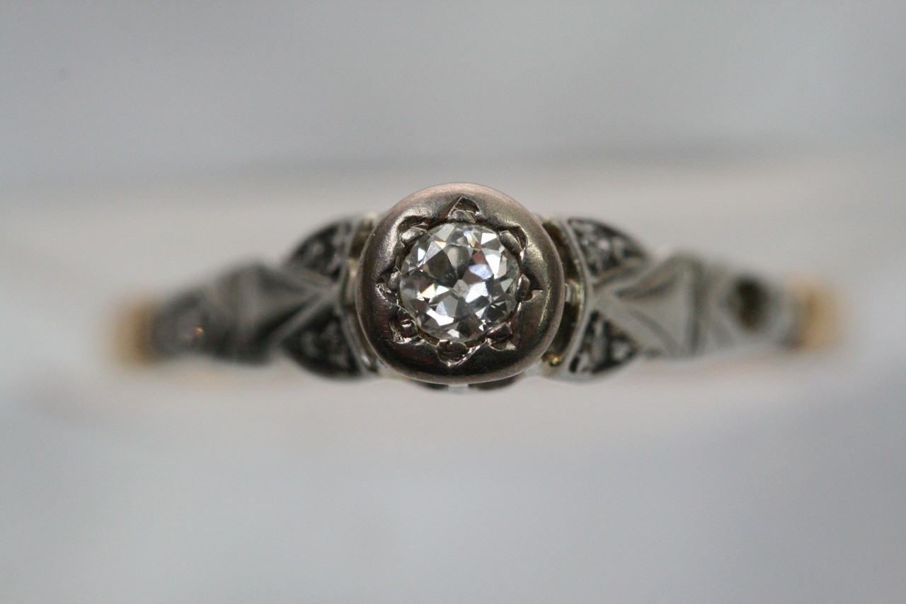 An 18ct yellow gold and platinum ring inset with a - Image 2 of 6