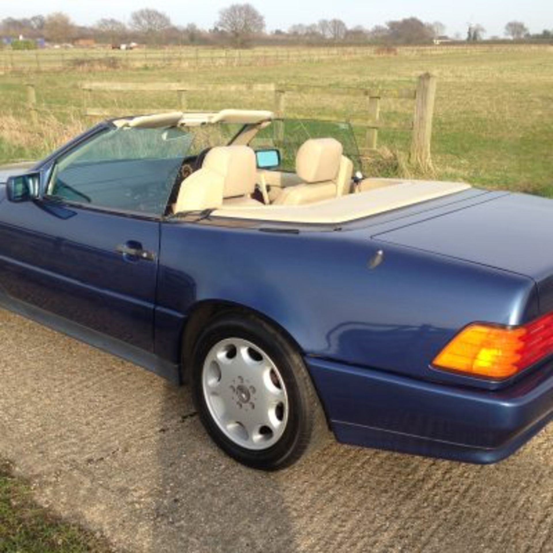 Mercedes 300SL Convertible 1990 - This lovely 1990 Mercedes 300SL not only comes with its factory - Image 3 of 6