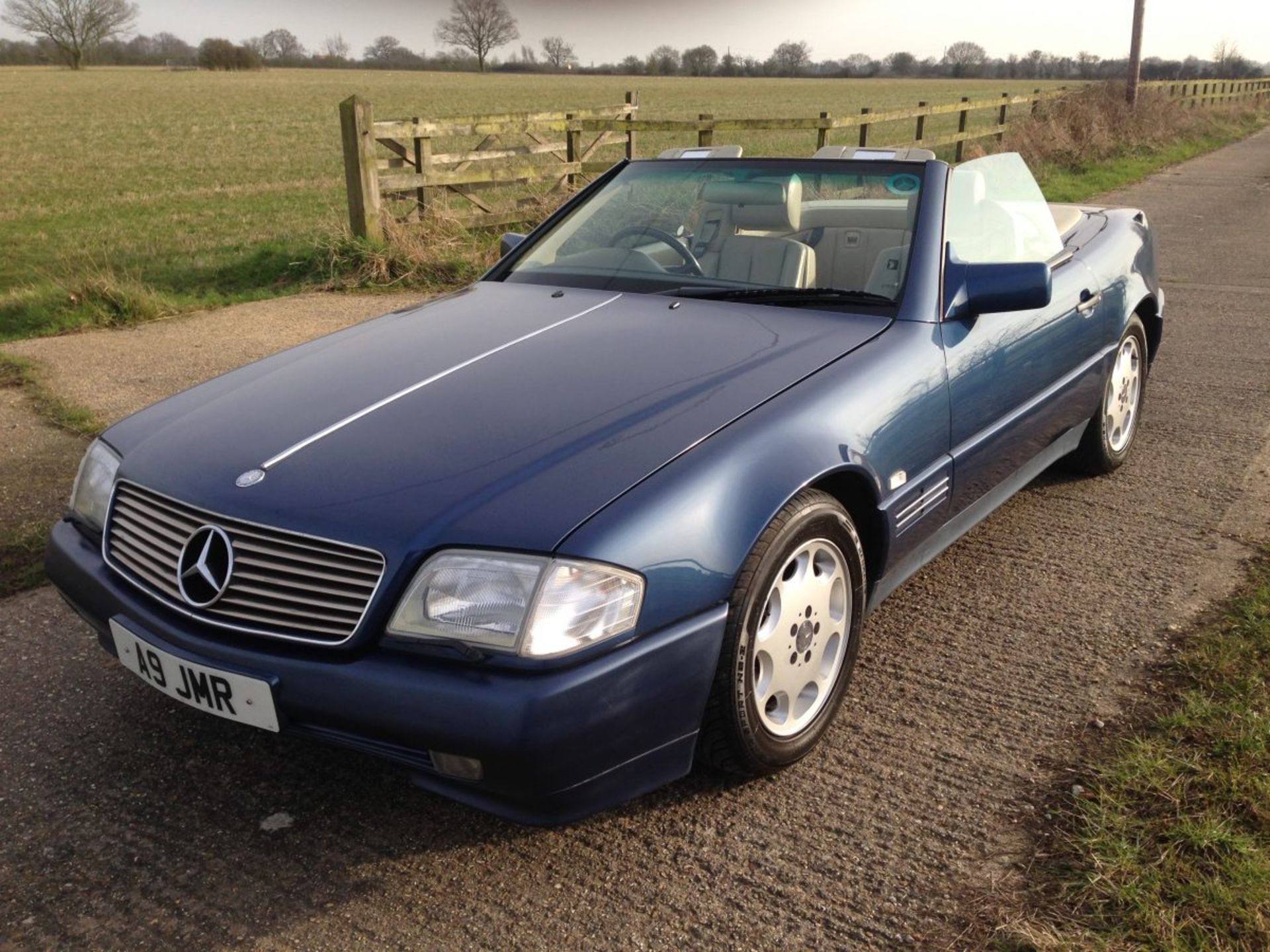 Mercedes 300SL Convertible 1990 - This lovely 1990 Mercedes 300SL not only comes with its factory