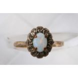 A gold ring set with an opal, approx 1.9g and size