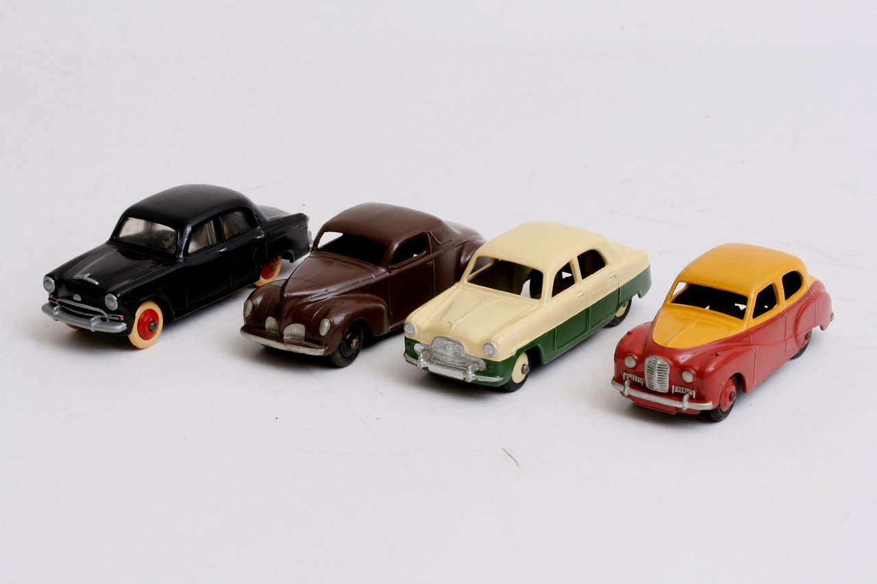 4 unboxed Dinky Toys No.62 Ford Zephyr, No.161 Austin Somerset, No.176 Austin A105, and 39c