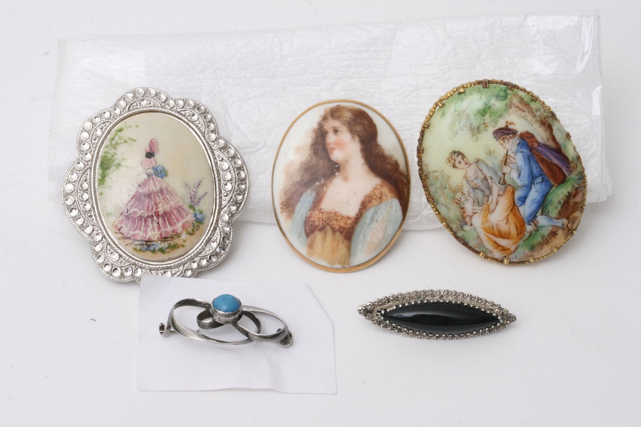 Five brooches including Chorrer brooches - Image 3 of 4