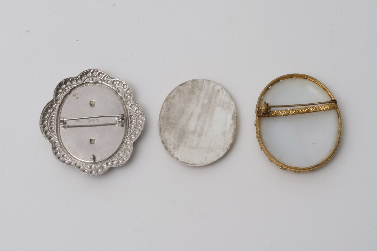 Five brooches including Chorrer brooches - Image 2 of 4