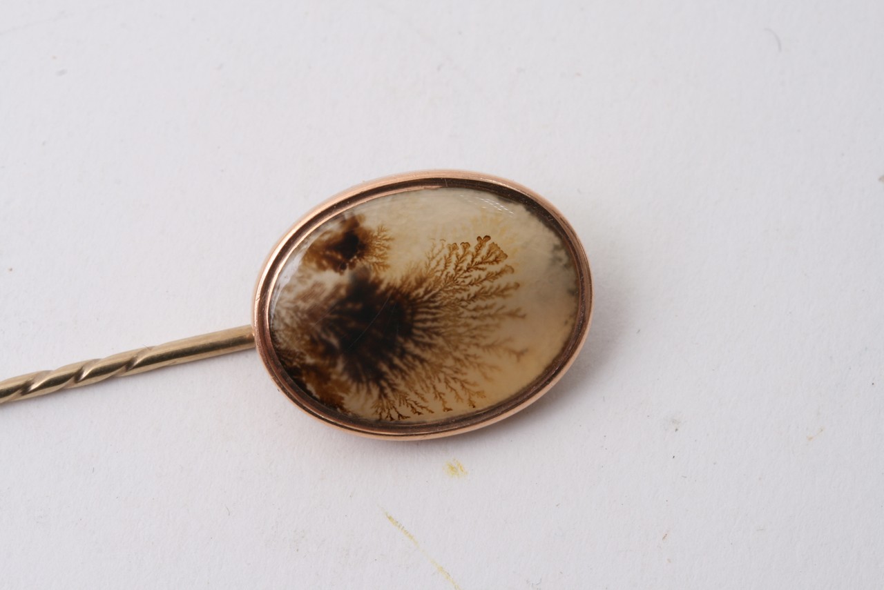 A gold stick pin, 9ct gold necklace, and 9ct gold - Image 2 of 4