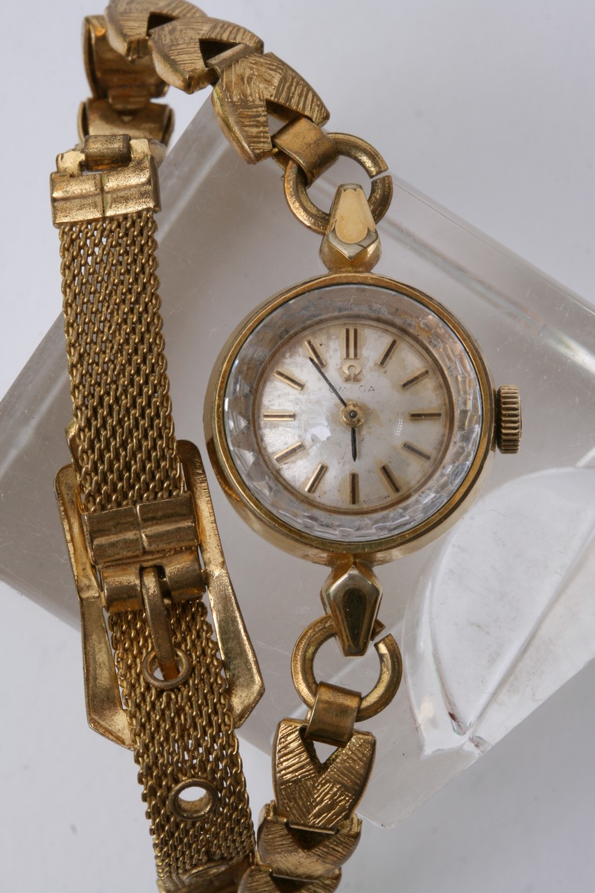 A Ladies Gold Tone Omega Wrist Watch with pearles - Image 4 of 4