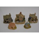 A collection of Lilliput lane cottages (some boxed