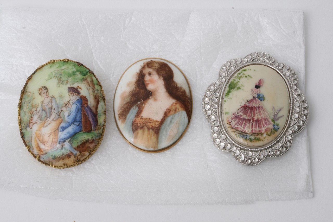 Five brooches including Chorrer brooches