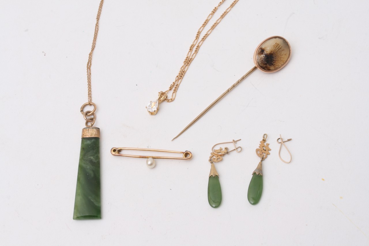 A gold stick pin, 9ct gold necklace, and 9ct gold