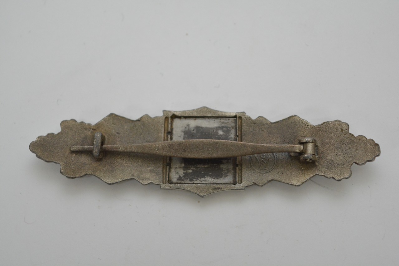 A German WW2 Style Close Combat Clasp in silver gr - Image 2 of 2