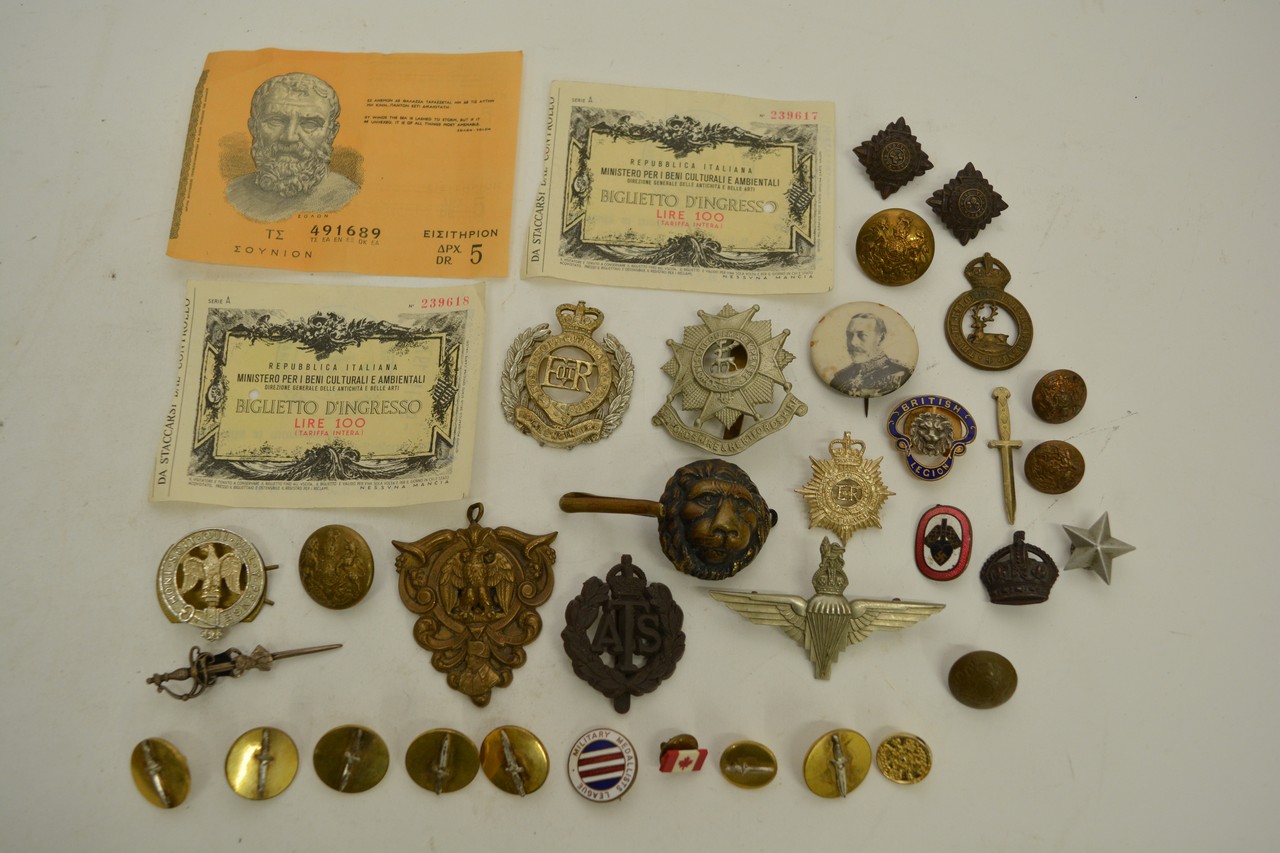 A collection of military badges - Image 2 of 2