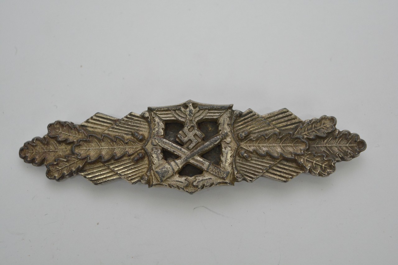 A German WW2 Style Close Combat Clasp in silver gr