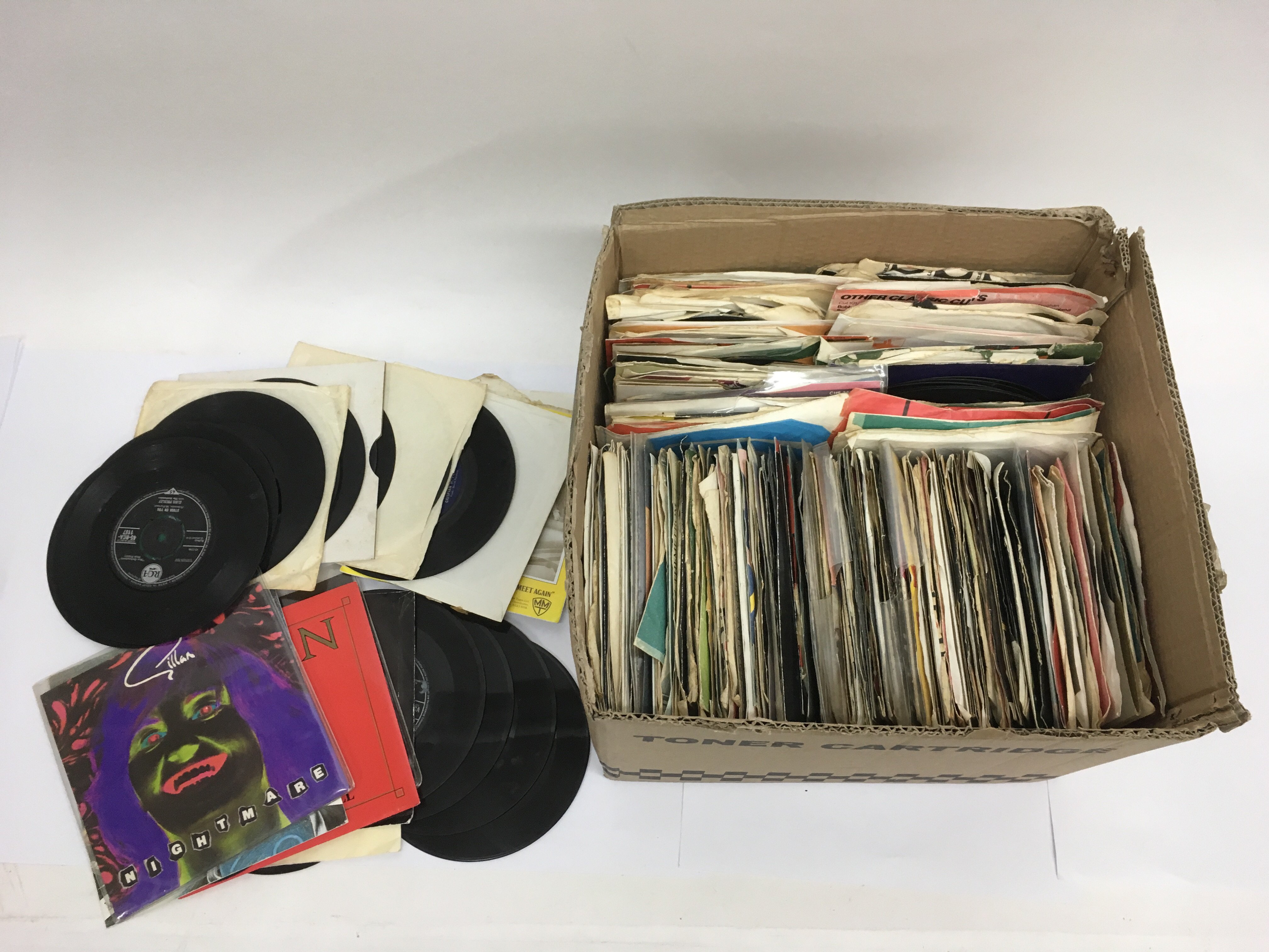 Two boxes of various 7 inch singles including Elvi - Image 5 of 5