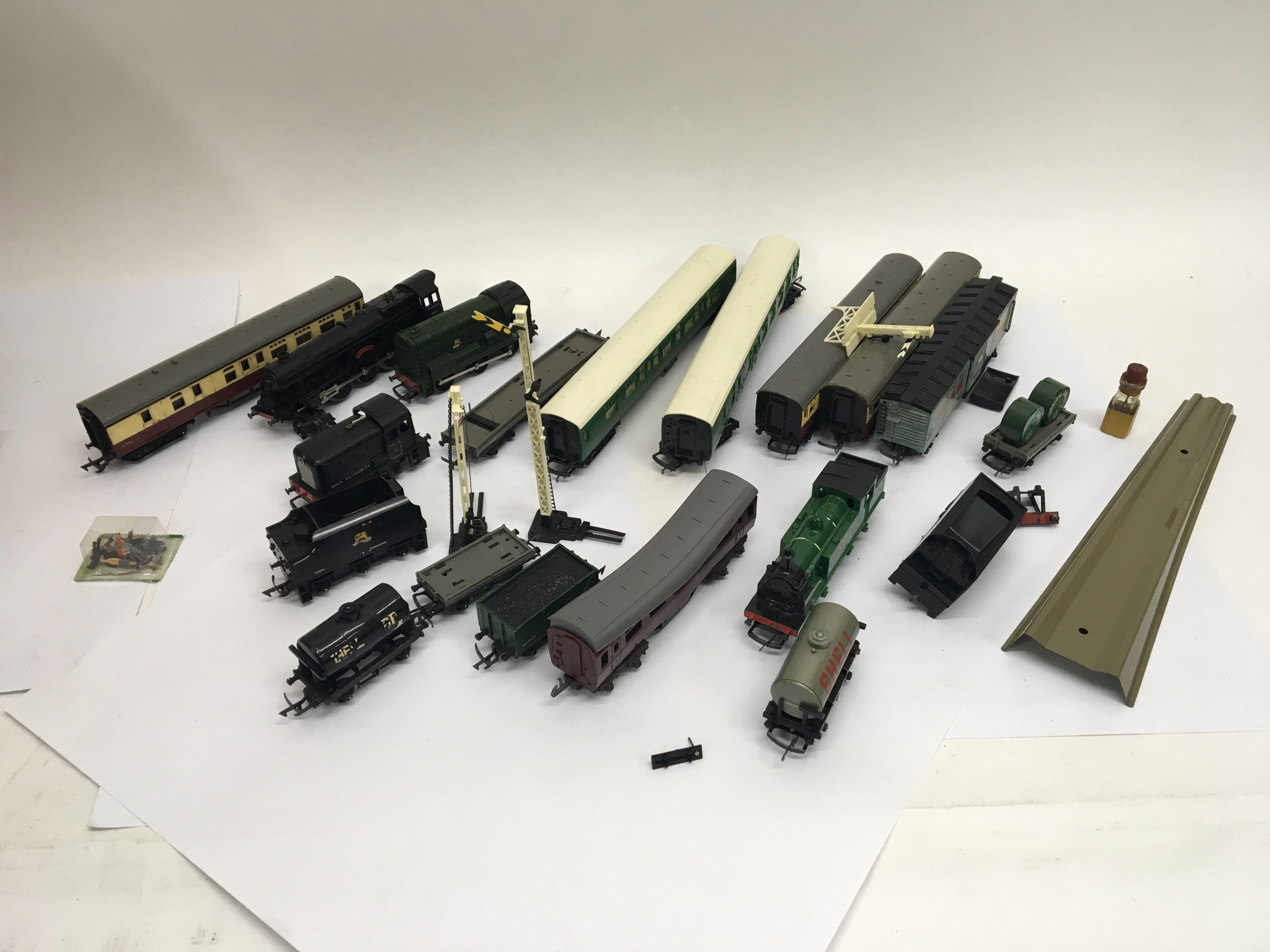 A small collection of Hornby 00 gauge railway item