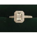 A quality 18ct white gold and diamond ring. The ce