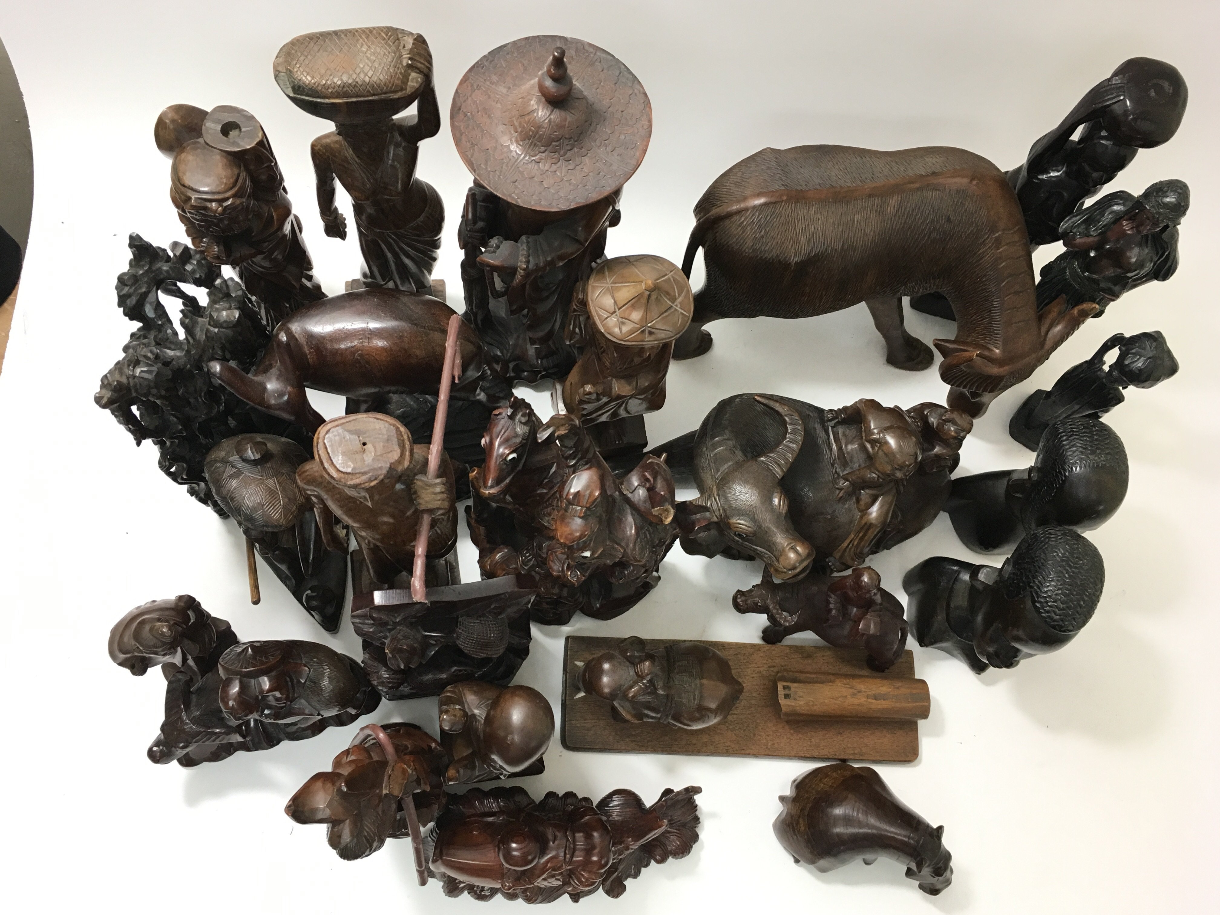 An extensive collection of carved hardwood figures - Image 2 of 2