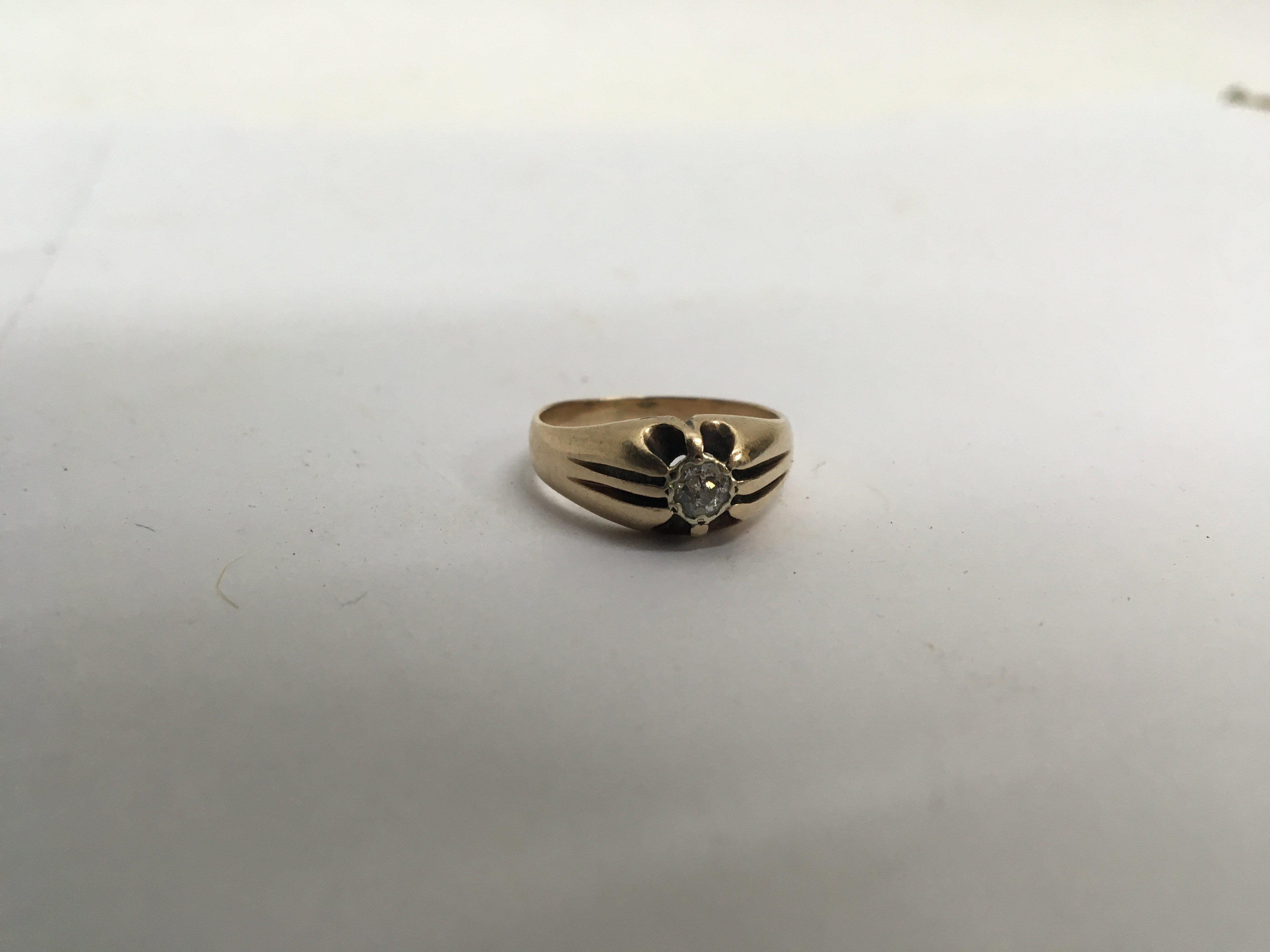 A gents 9ct gold ring with a solitaire diamond. Weight approx 5g Size P