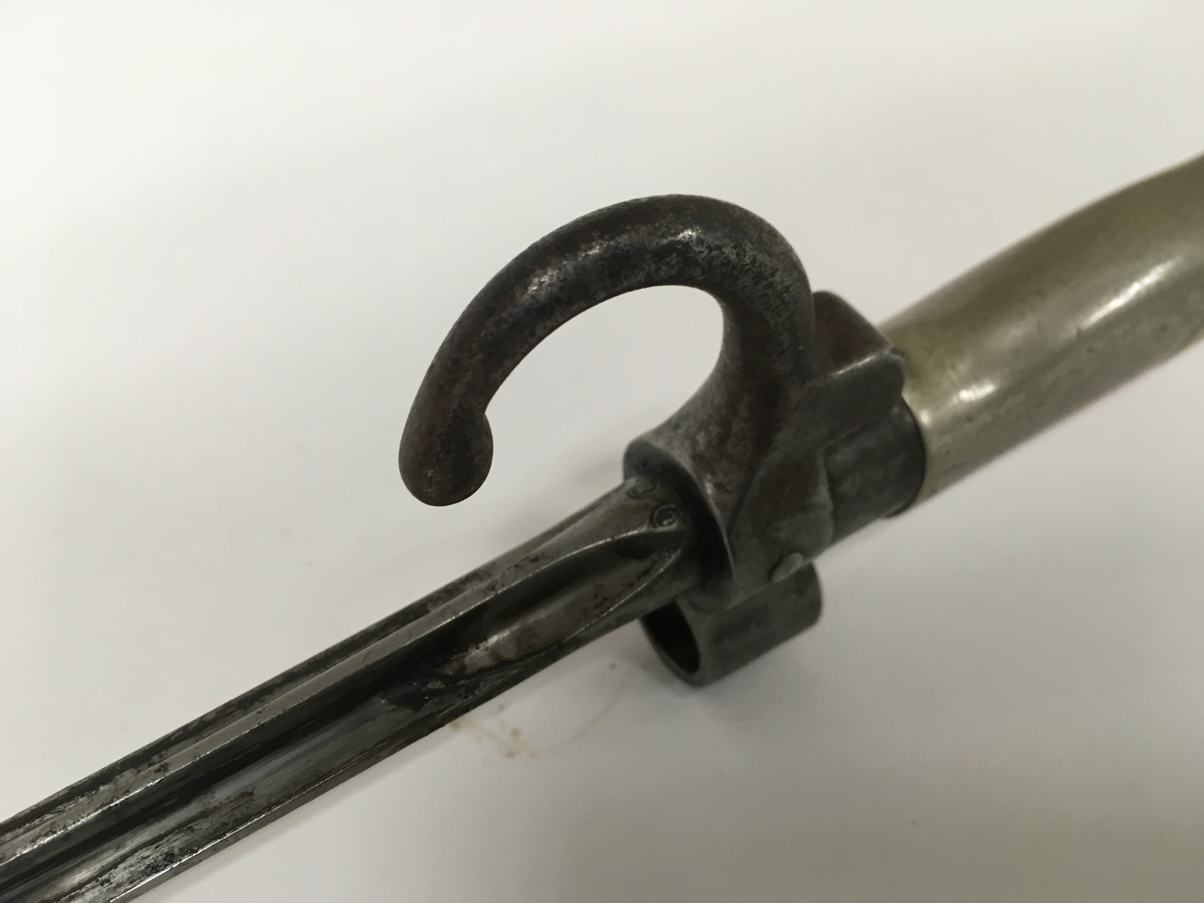 A French M1886 bayonet for use with the 8mm Lebel rifle. This bayonet has a locking mechanism for - Image 4 of 5