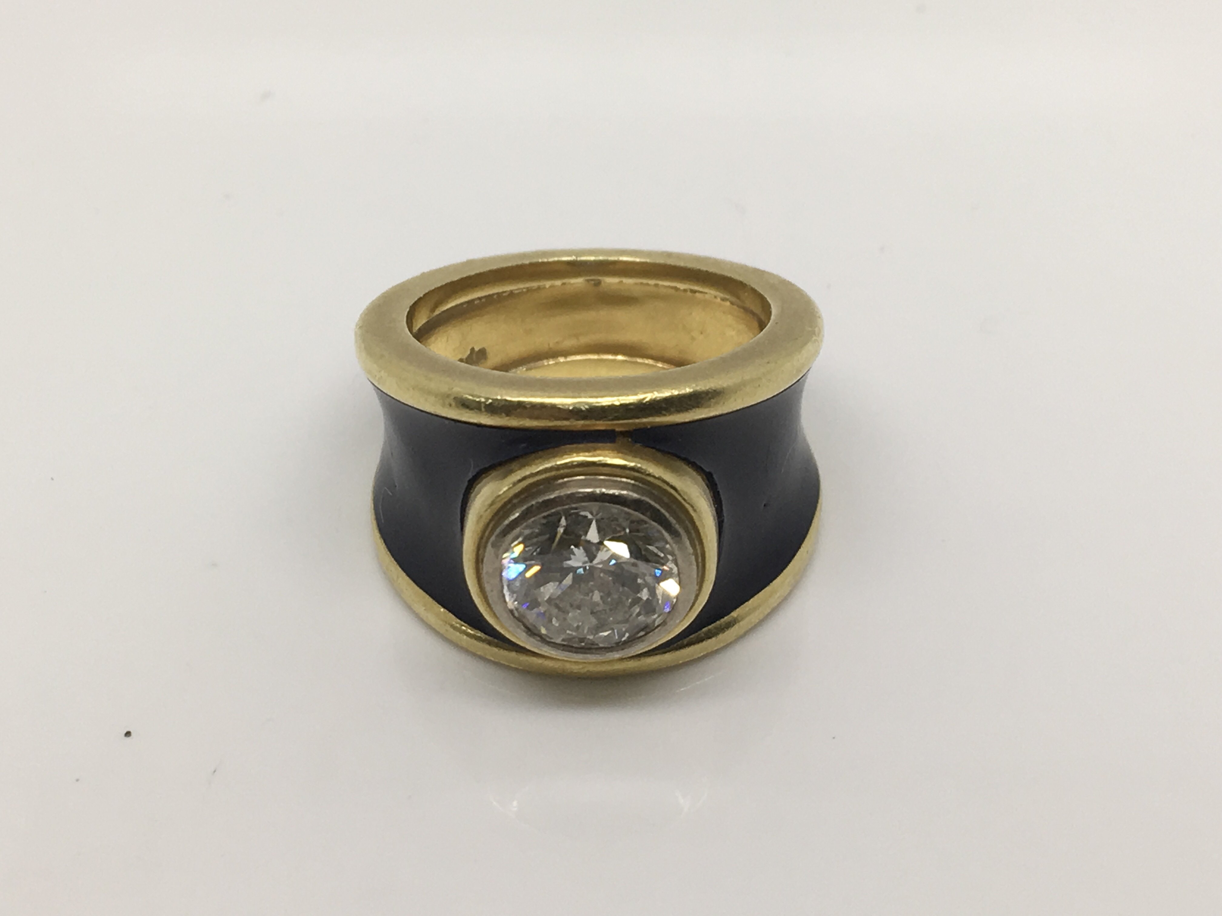 An 18ct gold solitaire diamond ring, approx carat weight 2ct, approx size K and weight 14.2g. - Bild 2 aus 3