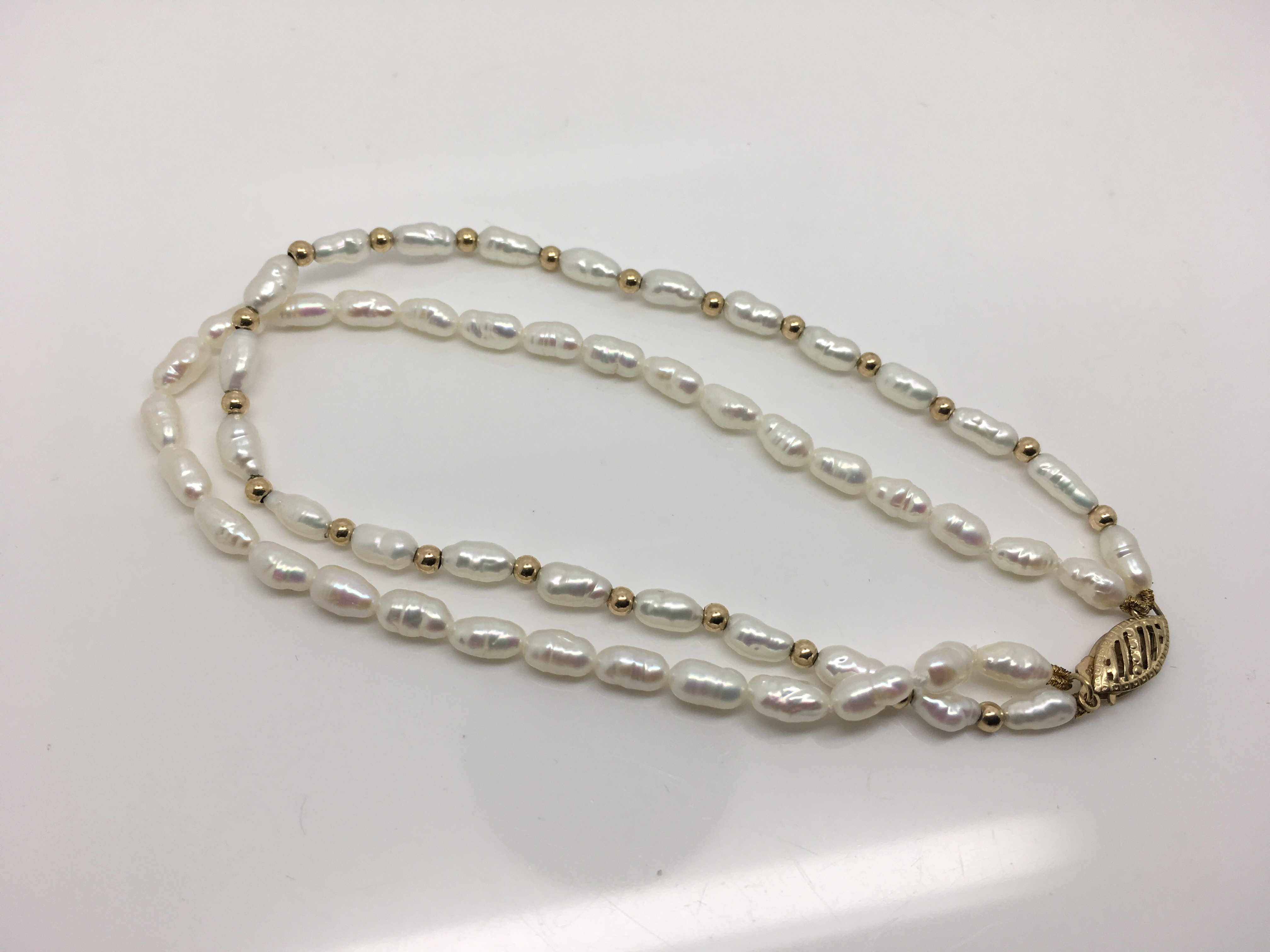 A 9ct gold bracelet with freshwater pearls. Weight approx 6.8g - Image 2 of 2