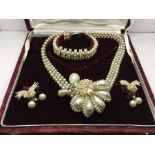 A boxed jewellery set comprising of a necklace, pa