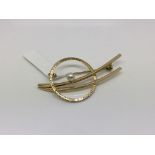 A modern design 9ct gold brooch set with a pearl, approx 3.7g.