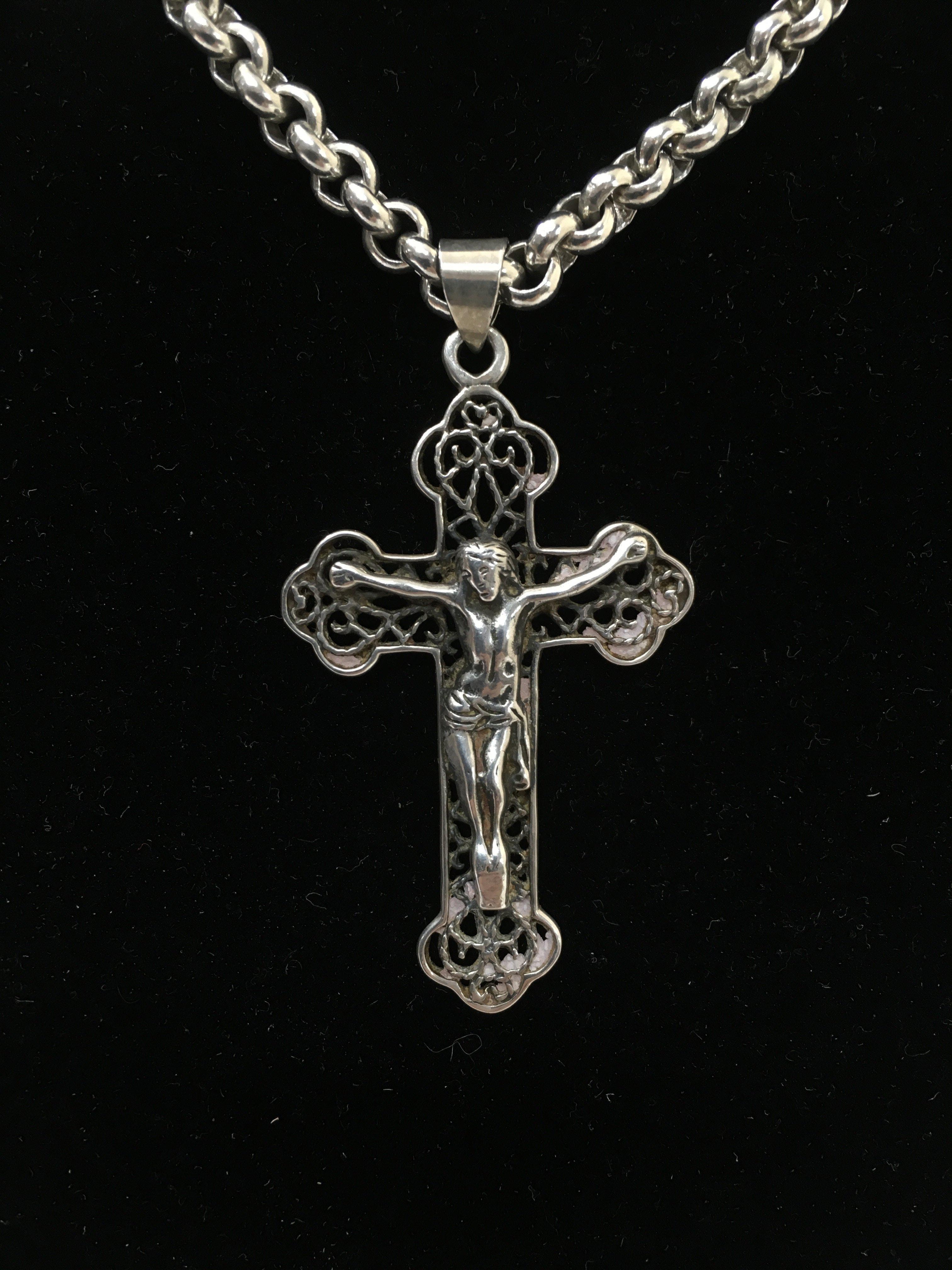 A large silver crucifix pendant on a silver chain. - Bild 2 aus 4